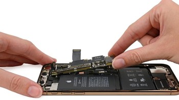 Komponen mulai dipreteli. Foto: Sina Mobile