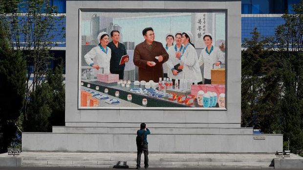 Traffic moves past the portraits of late North Korean leaders Kim Il Sung and Kim Jong Il at the main Kim Il Sung square in Pyongyang, North Korea, September 11, 2018. REUTERS/Danish Siddiqui     SEARCH 