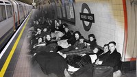 16 oktober 1940 memperlihatkan warga London tengah berlindung dari serangan udara Jerman di sisi peron Stasiun Bound Green. Fox Photos/Getty Images.