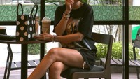 Santai sore ditemani segelas es kopi. Pose Chermarn sudah santai banget nih. Siap hangout. Foto: instagram @chermarn