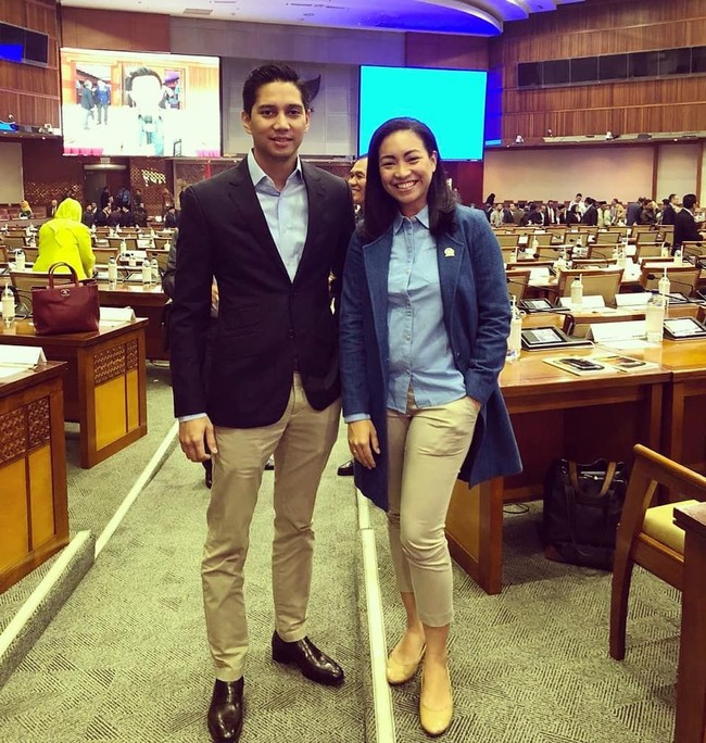 Inilah penampilan Rahayu Saraswati Djojohadikusumo sehari-harinya saat menjalani tugasnya sebagai anggota Komisi VIII DPR RI. Sara menyukai penampilan smart casual. Dia kerap tampil dengan kemeja dan blazer atau outer batik. Foto: Instagram @ rahayusaraswati