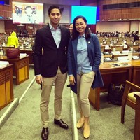 Inilah penampilan Rahayu Saraswati Djojohadikusumo sehari-harinya saat menjalani tugasnya sebagai anggota Komisi VIII DPR RI. Sara menyukai penampilan smart casual. Dia kerap tampil dengan kemeja dan blazer atau outer batik. Foto: Instagram @ rahayusaraswati