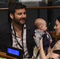 Kesibukannya mengurus sebuah negara tak membuat Jacinda lupa akan perannya sebagai seorang ibu. Ia memastikan sang buah hati tetap mendapat perhatian darinya. Hal itu terbukti ketika Jacinda memboyong anaknya ke dalam sidang PBB. Clarke Gayford, kekasih Jacinda sekaligus ayah dari bayinya, ikut mendampingi. Momen tersebut sempat viral di media sosial. (Foto: Don EMMERT / AFP)