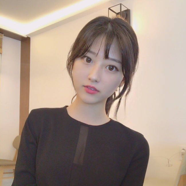  Moo Bin memulai karier jurnalismenya pada November 2016, tetapi dalam waktu singkat, ia mendapatkan popularitas yang luar biasa karena penampilannya lebih cantik daripada idola Korea. Foto: Instagram