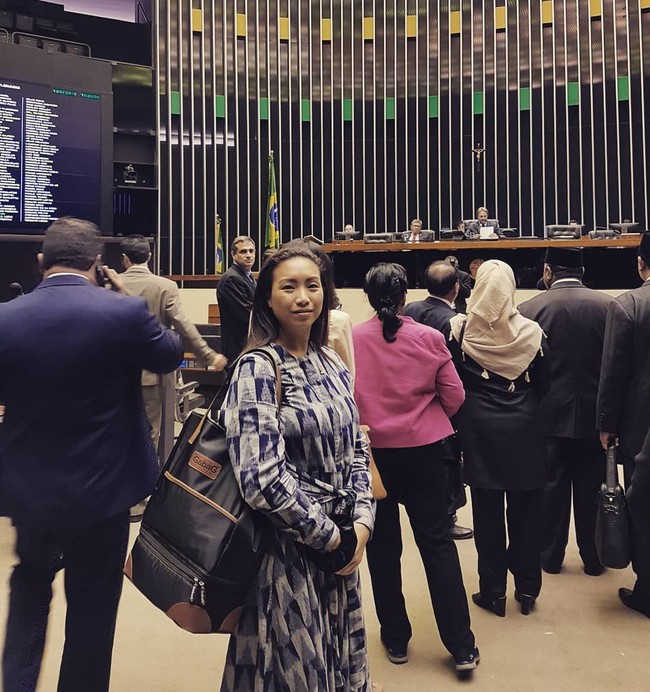 Sara jarang menampilkan kemewahan yang mencolok dalam berpenampilan. Brand lokal selalu menjadi andalannya. Seperti di foto ini, anggota DPR yang melahirkan anak keduanya pada September 2017 itu memilih menenteng tas ASI dari sebuah brand lokal saat melakukan kunjungan kerja ke Brasil. Kemanapun saya pergi, sebagai seorang #ibumenyusui, saya memerlukan tas yang bisa saya bawa keliling dunia dengan mudah yang memuat perlengkapan perang saya 🏼(maksudnya gadget dan tentunya perlengkapan pompa ASIP). Akhirnya saya temukan juga yang ga hanya memuat perlengkapan pompa asip di bagian bawah (yg bs dipisahkan), tp juga laptop dan gadget lain serta dompet, notebook, dll,” demikian Sara menulis di keterangan fotonya. Foto: Instagram @ rahayusaraswati