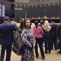 Sara jarang menampilkan kemewahan yang mencolok dalam berpenampilan. Brand lokal selalu menjadi andalannya. Seperti di foto ini, anggota DPR yang melahirkan anak keduanya pada September 2017 itu memilih menenteng tas ASI dari sebuah brand lokal saat melakukan kunjungan kerja ke Brasil. Kemanapun saya pergi, sebagai seorang #ibumenyusui, saya memerlukan tas yang bisa saya bawa keliling dunia dengan mudah yang memuat perlengkapan perang saya 🏼(maksudnya gadget dan tentunya perlengkapan pompa ASIP). Akhirnya saya temukan juga yang ga hanya memuat perlengkapan pompa asip di bagian bawah (yg bs dipisahkan), tp juga laptop dan gadget lain serta dompet, notebook, dll,” demikian Sara menulis di keterangan fotonya. Foto: Instagram @ rahayusaraswati