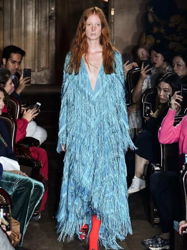 Biasa tampil di Milan Fashion Week, Gucci hijrah ke PFW. Sebuah teater tua bernama Le Palace menjadi saksi buta momen spesial tersebut. Aku ingin menggelar peragaan di Paris, tapi aku tidak mau di tempat yang seperti Louvre, kata Alessandro Michele, direktur kreatif Gucci, seperti dikutip Guardian. (Foto: Dominique Charriau/Getty Images for Gucci)