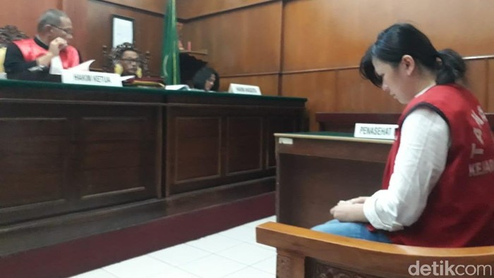 Sidang Perdana Keyko si Ratu Prostitusi Online Diwarnai Isak Tangis