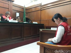 Sidang Perdana Keyko si Ratu Prostitusi Online Diwarnai Isak Tangis