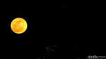 Cantiknya Bulan Purnama di Langit Jakarta Malam Ini