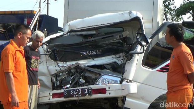 Tabrak Kontainer, Sopir Boks Pengangkut Helm Tewas di Tol Cipularang