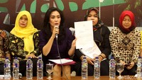 Dipimpin Rieke, ADKASI, ADEKSI, FH2KI, dan KNASN menyampaikan pernyataan sikapnya.