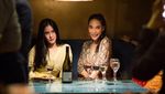 Cantiknya Pise Artis Thailand Chermarn Boonyasak Saat Ngopi dan Kulineran di Italia