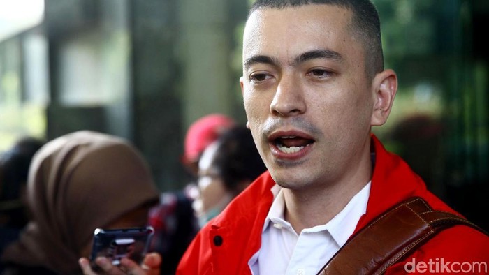 Wakil Ketua Umum Gerindra Fadli Zon dilaporkan oleh Partai Solidaritas Indonesia (PSI) ke polisi terkait posting-an video Potong Bebek Angsa PKI.