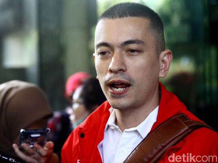 Wakil Ketua Umum Gerindra Fadli Zon dilaporkan oleh Partai Solidaritas Indonesia (PSI) ke polisi terkait posting-an video Potong Bebek Angsa PKI.