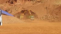 Seperti yang terjadi disalah satu wilayah di Sulawesi ini. Direktorat Jendral Mineral dan Batubara, Kementerian ESDM RI bersama Polri diminta tegas menindak penyalahgunaan Izin Usaha Pertambangan Batuan yang terjadi saat terlihat melakukan bongkar muatan Ore Nikel. Foto: dok. Polri