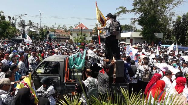 Tenaga honorer K2 di Brebes berunjuk rasa. 