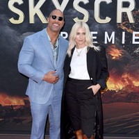 Lauren Wasser saat eksis di karpet merah premier film Skyscrapper Juli lalu. Ia bahkan sempat berpose bersama sang bintang utama, aktor Dwayne Johnson alias The Rock. (Foto: Getty Images)