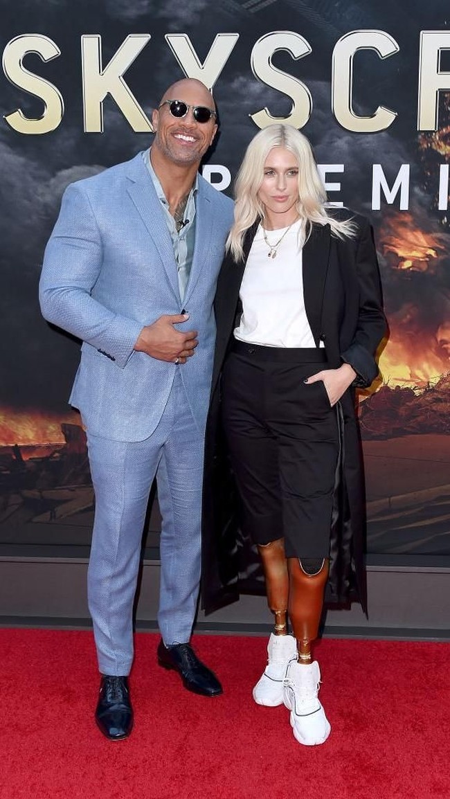 Lauren Wasser saat eksis di karpet merah premier film Skyscrapper Juli lalu. Ia bahkan sempat berpose bersama sang bintang utama, aktor Dwayne Johnson alias The Rock. (Foto: Getty Images)