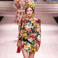 Jessica Jung ikut menghiasi runway Dolce & Gabbana yang memang penuh bintang internasional. Penyanyi sekaligus desainer itu tampil feminin mengenakan shift dress floral dengan headpiece bunga-bunga. Foto: Dok. All K Pop