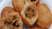 Combro dan misro biasa dijual gerobakan di pinggir jalan. Kalau suka yang asin gurih bisa pilih combro yang isinya oncom berbumbu pedas. Foto : dapur_nn