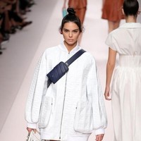 Model 21 tahun itu membawakan salah satu koleksi Fendi berupa jaket oversized berwarna putih. Menenteng tas dan fanny pack, Kendall terlihat tak mengenakan celana. Foto: Getty Images