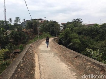 Berebut Lahan Rel Bandung-Sumedang