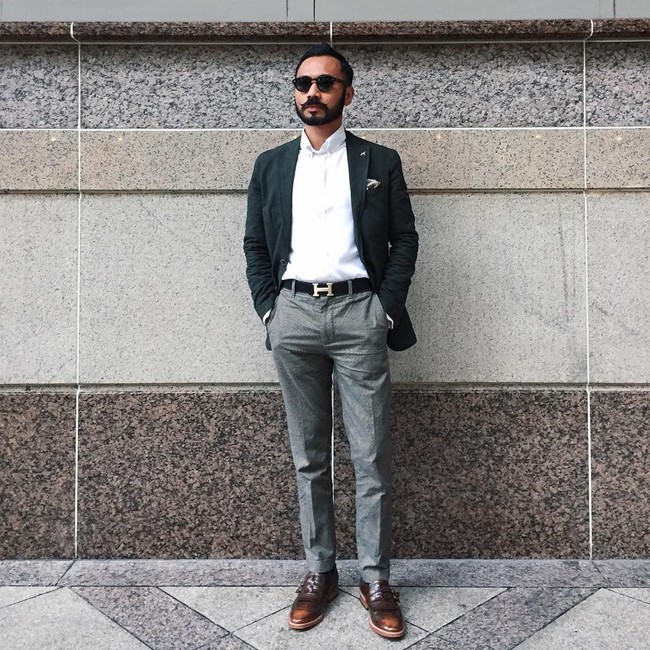 Terlahir dengan nama Mohd Azwan Mohd Nor, pria 39 tahun ini pernah mencicipi berbagai macam pekerjaan sebelum menjadi pengusaha kaya. Dalam wawancara dengan media Malaysia, Wak Doyok mengaku pada 1999 sampai 2010, dia pernah bekerja menjadi pembuat roti, tukang antar barang, asisten supir truk hingga kuli bangunan. Foto: Instagram