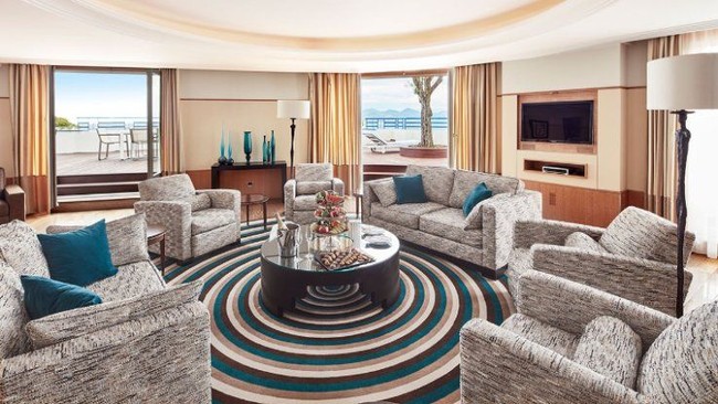 Penthouse Suite di Hotel Martinez, Cannes, Prancis, ini jadi favorit para selebriti menginap selama perhelatan Cannes Film Festival. Selain fasilitas lengkap, nyaman dan mewah, tamu juga bisa menikmati pemandangan pantai Bay of Cannes yang tak diragukan lagi keindahannyaa. Mau menginap di sini, tamu harus merogoh kocek Rp 793 juta. Foto: Martinez