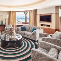 Penthouse Suite di Hotel Martinez, Cannes, Prancis, ini jadi favorit para selebriti menginap selama perhelatan Cannes Film Festival. Selain fasilitas lengkap, nyaman dan mewah, tamu juga bisa menikmati pemandangan pantai Bay of Cannes yang tak diragukan lagi keindahannyaa. Mau menginap di sini, tamu harus merogoh kocek Rp 793 juta. Foto: Martinez