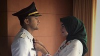 Wah melihat momen romantis Hengky mirip sama Ridwan Kamil ya? Dok. Instagram/hengkykurniawan