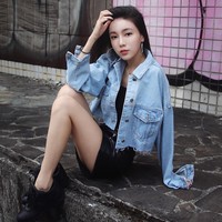 Ini gaya memesona Debbie saat mengenakan jaket denim. Foto: Instagram @yehdeb