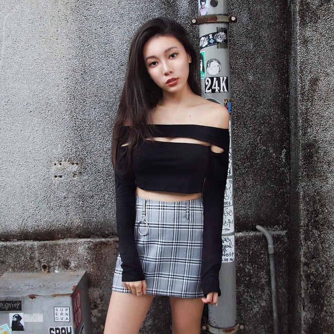 Tak sedikit netizen yang sengaja mengunjungi situs web toko fashion onlinenya hanya untuk melihat kecantikan Debbie. Foto: Instagram @yehdeb