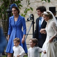 Kate mengenakan coat dress lamanya dari Catherine Walker untuk menghadiri pesta pernikahan sahabatnya, Sophie Carter. Gaun ini sudah pernah dipakai beberapa kali, salah satunya ketika kunjungan ke Jerman pertengahan tahun lalu. Foto: YouTube.