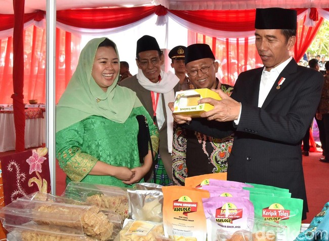 Dalam berpenampilan, Yenny selalu memakai mode kerudung yang sama. Kerudungnya ini kini jarang ditemui di pasaran dan putri Gus Dur itu punya penjahit khusus untuk membuatnya. Foto: Detikcom