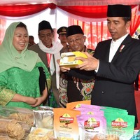 Dalam berpenampilan, Yenny selalu memakai mode kerudung yang sama. Kerudungnya ini kini jarang ditemui di pasaran dan putri Gus Dur itu punya penjahit khusus untuk membuatnya. Foto: Detikcom