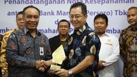 SVP SME Banking Bank Mandiri Anton Herdianto, EVP Consumer Loans Bank Mandiri Ignatius Susatyo Wijoyo, Ketua Umum Himperra Endang Kawidjaja, Direktur Retail Banking Bank Mandiri Donsuwan Simatupang, Ketua Umum Perpesma Joe Rizal Poerwanto dan SVP Bank Mandiri Wiweko Probojakti sedang menyatukan tangan usai penandatanganan perjanjian kerjasama di Jakarta, Rabu (26/9/2018).