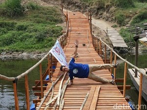 Sandiaga Sempat Olahraga Saat Tinjau Sungai Cileungsi