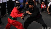 Aksi ini dimaksudkan sebagai diterimanya warga Kkendeng oleh warga Betawi.