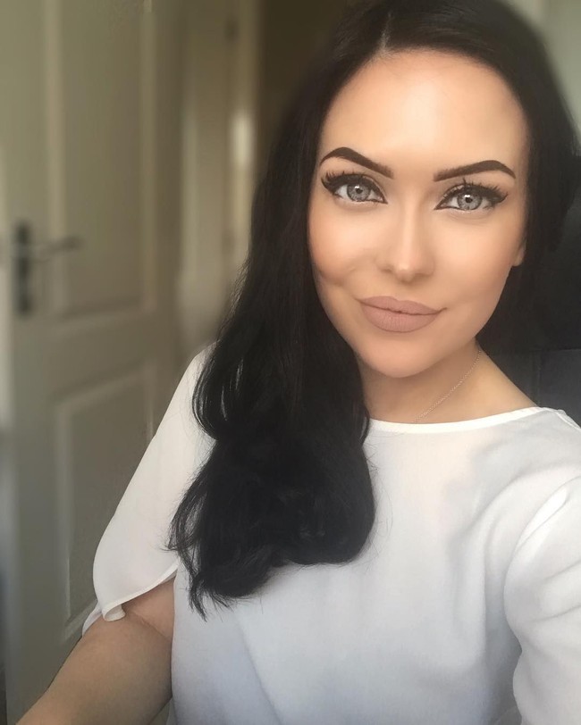 Wanita 26 tahun itu kemudian melakukan berbagai prosedur kecantikan. Sophie menghabiskan biaya hingga 4 ribu poundsterling atau sekitar Rp 78 juta.  Foto: Instagram@ sophieattwooduk_