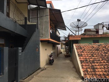 Kala Rumah Kos Menjamur di Atas Rel Sepur
