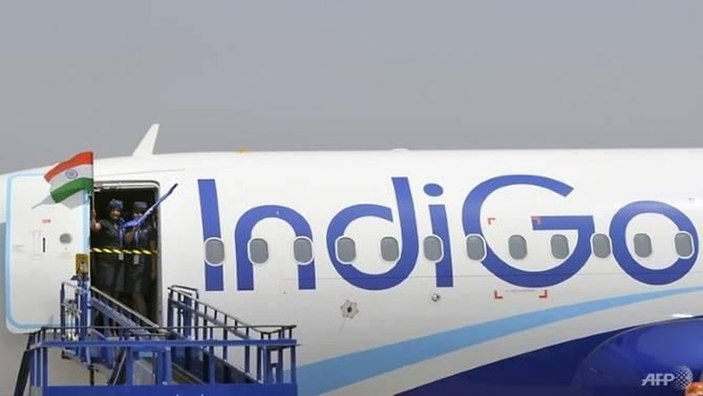 Ilustrasi Pesawat IndiGo India File photo of an IndiGo plane. (Photo: AFP/Noah Seelam)
Read more at https://www.channelnewsasia.com/news/asia/drunken-man-trying-enter-cockpit-charge-phone-indian-plane-10759928