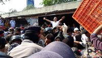 Pembagian ayam gratis dimulai pukul 08.00 WIB. Tak sampai satu jam, ayam-ayam tersebut langsung ludes. Bahkan banyak warga yang kecewa karena tidak kebagian ayam gratis itu, bahkan ada yang nekat antre di lokasi pembagian meski ayam sudah habis.