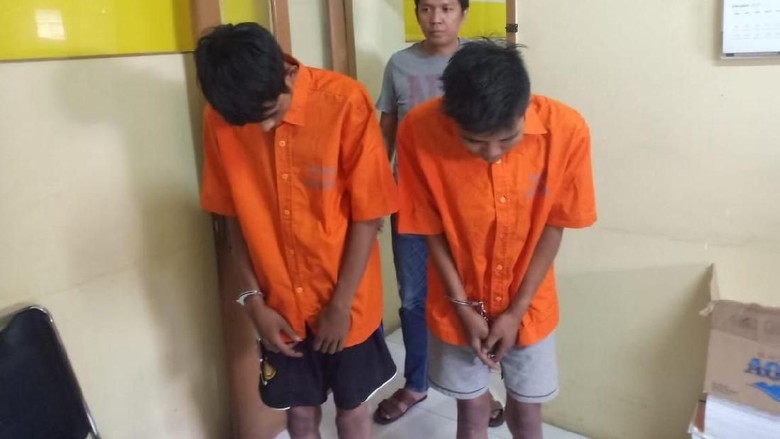 Tepergok Curi Motor di Jagakarsa, Dua Pria Ini Nyebur ke Kali Tepergok Curi Motor di Jagakarsa, Dua Pria Ini Nyebur ke Kali