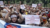 Para pegawai honorer kompak mengenakan seragam pramuka.