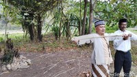 Cara ritualnya, pertama mengambil bambu kecil, lalu diukur sepanjang rentangan tangan dari ujung jari kanan terpanjang sampai ujung jari kiri atau istilahnya Sadeupa (Dadang/detikTravel)