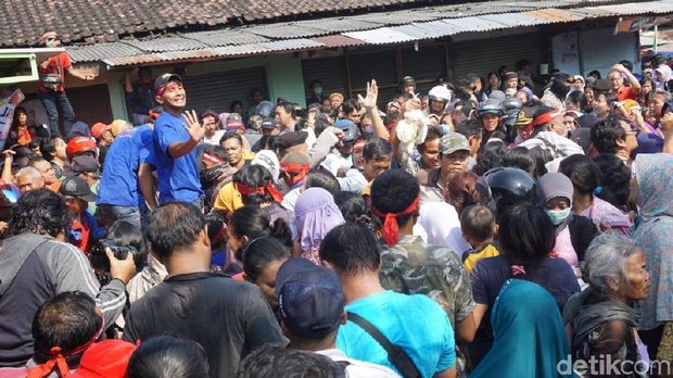 2 Orang Pingsan Saat Berebut 1.500 Ekor Ayam Gratis di Solo