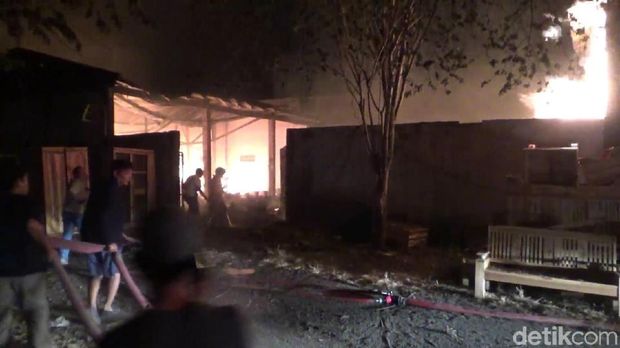 Sebanyak 4 gudang mebel terbakar