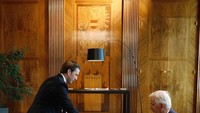 Karena usianya yang masih muda, dalam beberapa kesempatan Kurz selalu tampil santun saat berhadapan dengan tamu-tamunya. Seperti ketika bertemu Michel Barnier, ketua negosiator Brexit ini. Ia terlihat menuangkan minuman sebagai tanda hormat. Foto: instagram @sebastiankurz