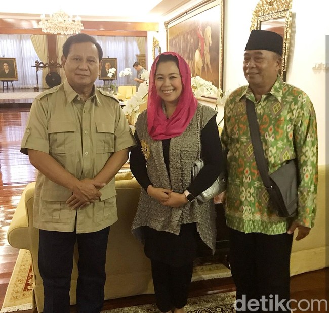 Yenny Wahid biasanya memadukan kerudung warna cerahnya dengan berbagai macam jenis batik. Ibu tiga anak itu memakai kerudung berwarna cerah sesuai pesan ibunya agar wajah tampak tidak kusam. Foto: Detikcom